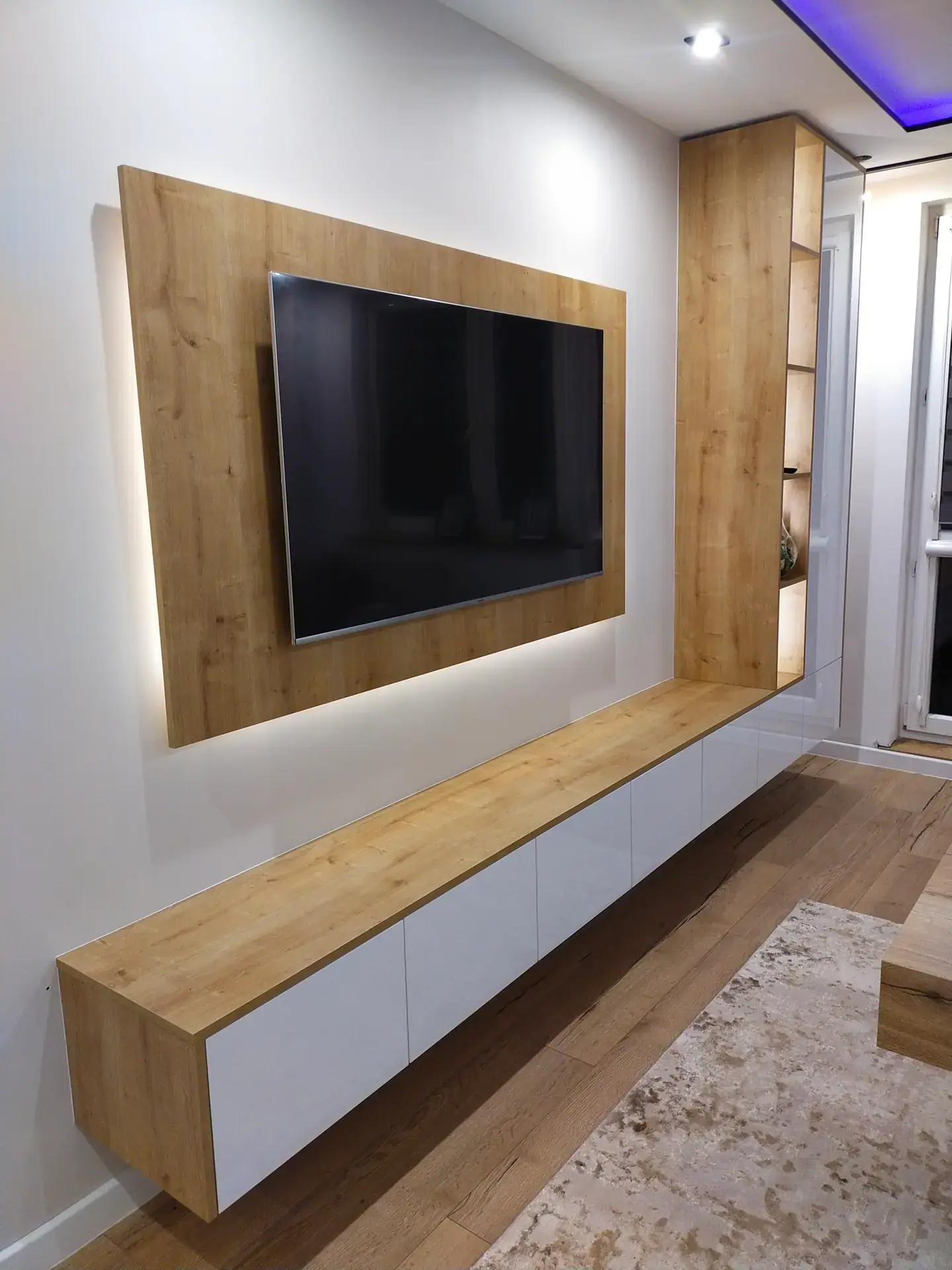 Ściana TV z podświetlanym panelem – zdjęcie 5