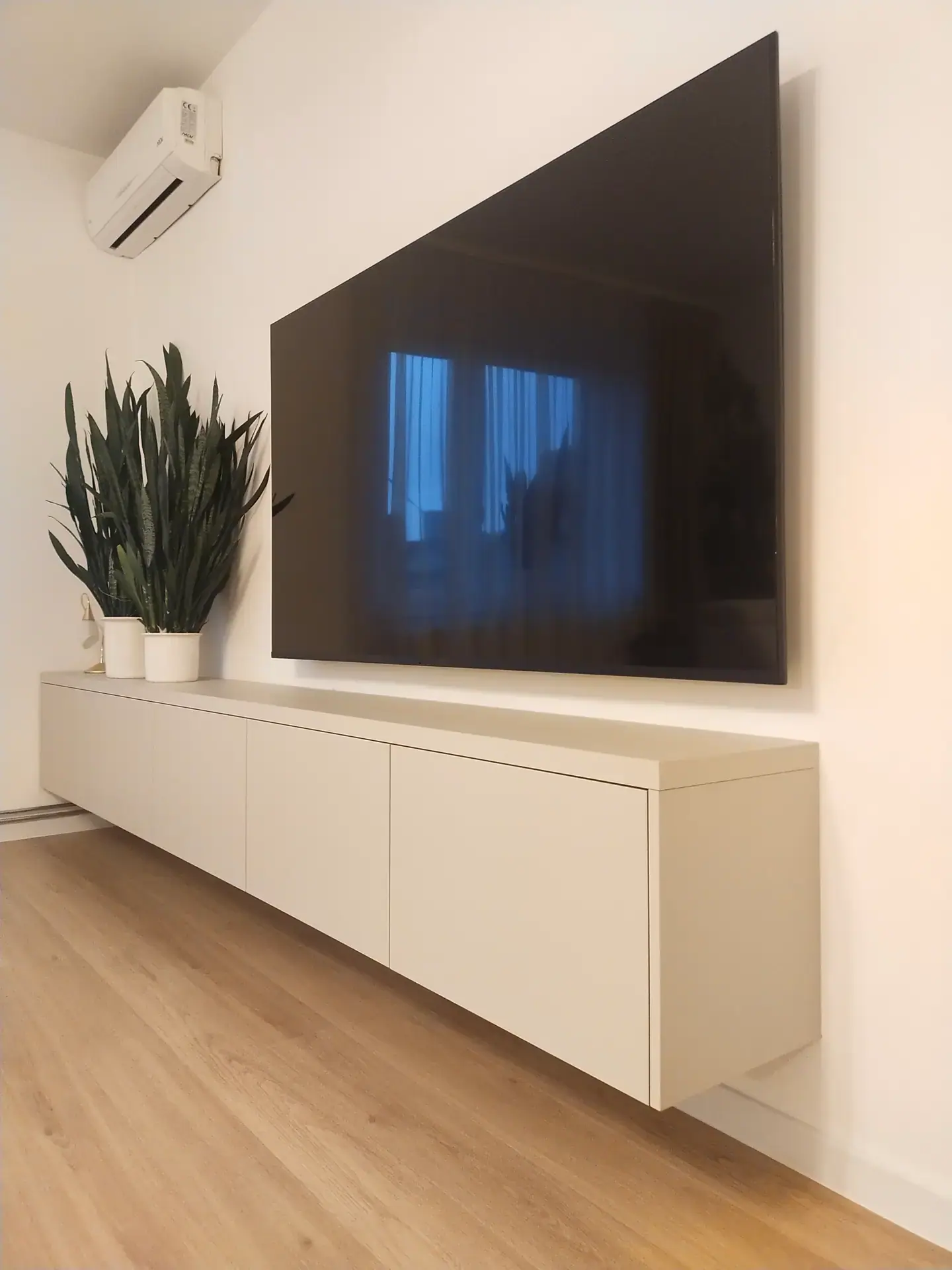 Szafka RTV w salonie z kominkiem – zdjęcie 4
