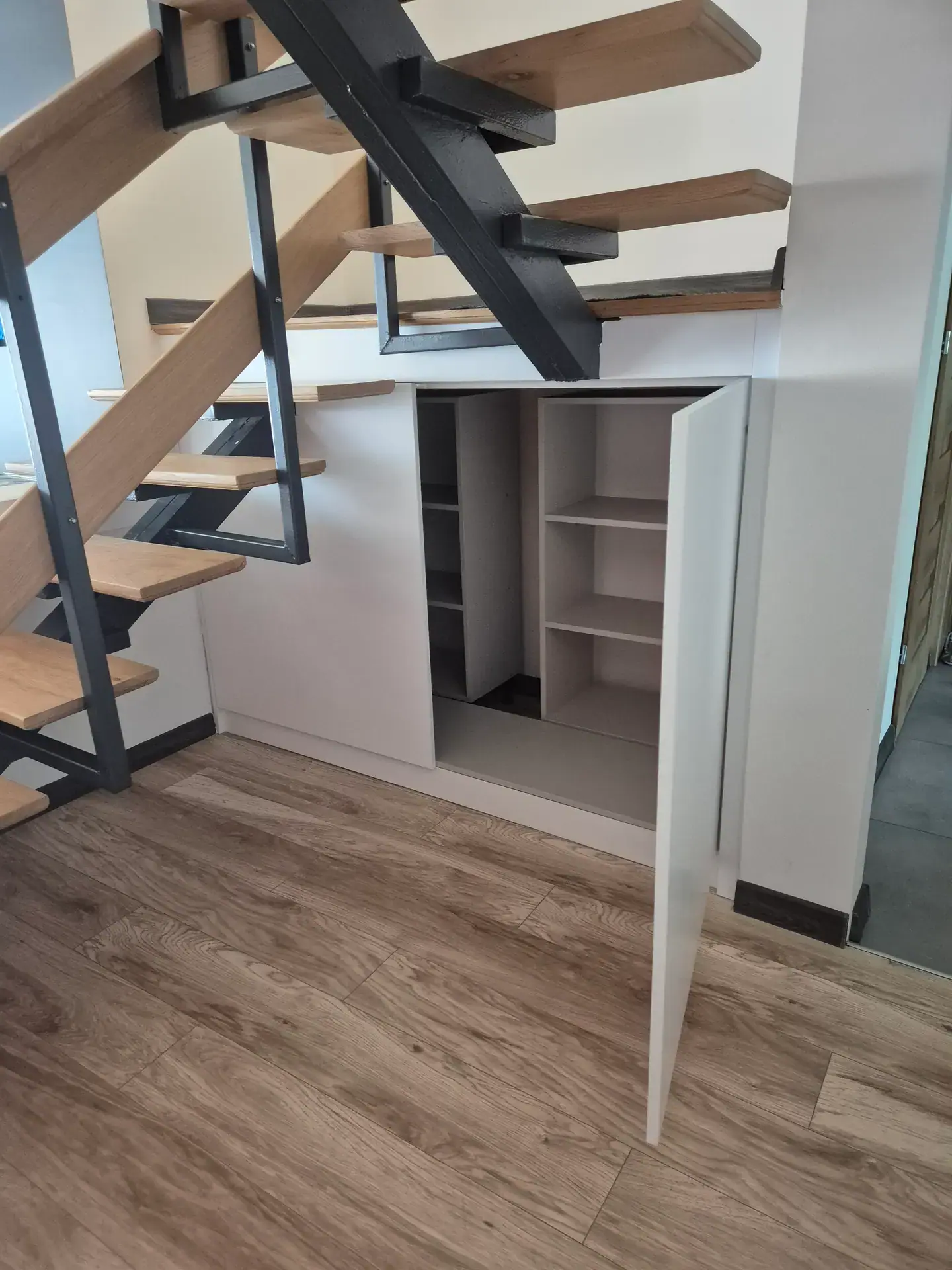 Zabudowa pod schodami – zdjęcie 4