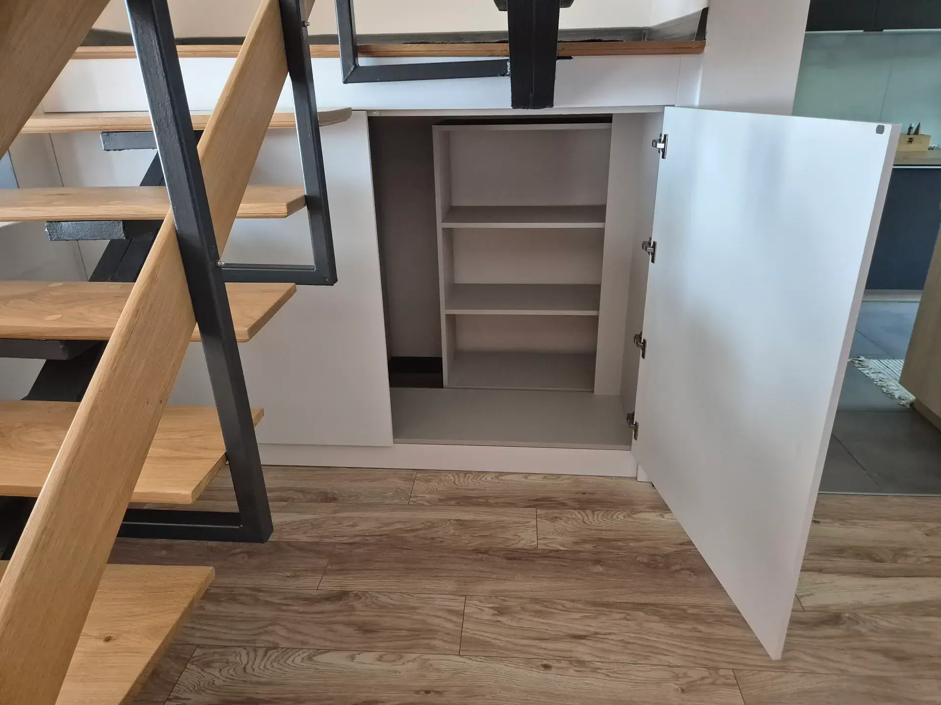 Zabudowa pod schodami – zdjęcie 5