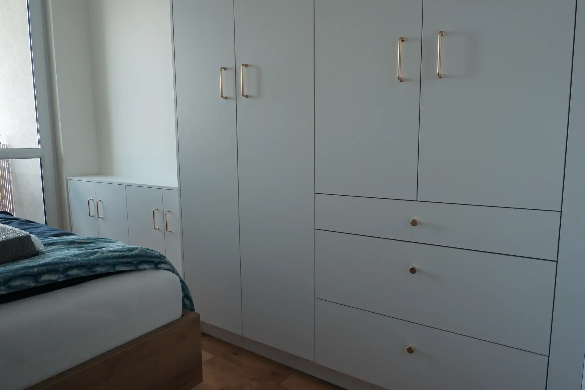 Zabudowa sypialni – szafy i komoda