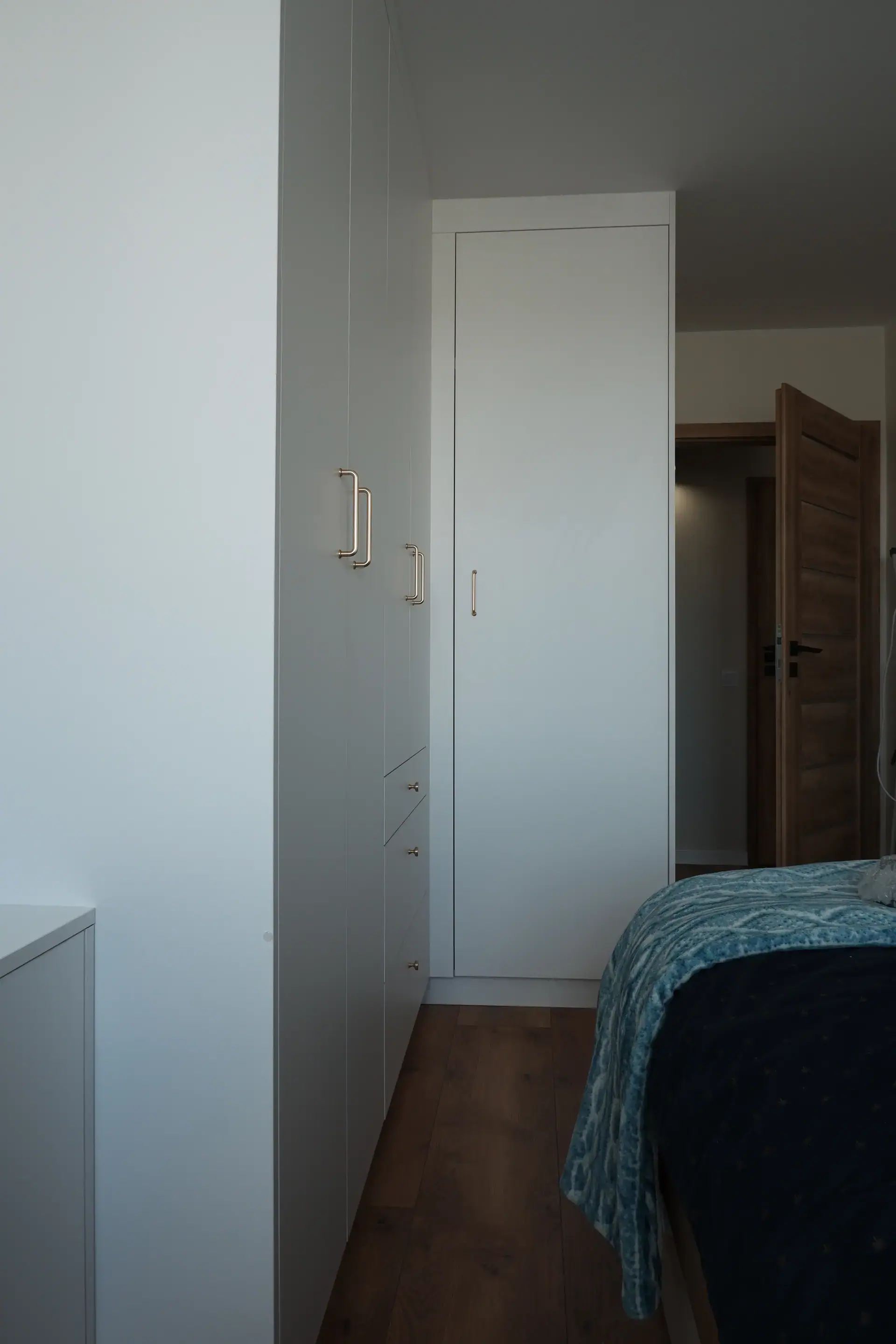 Zabudowa sypialni – szafy i komoda – zdjęcie 2